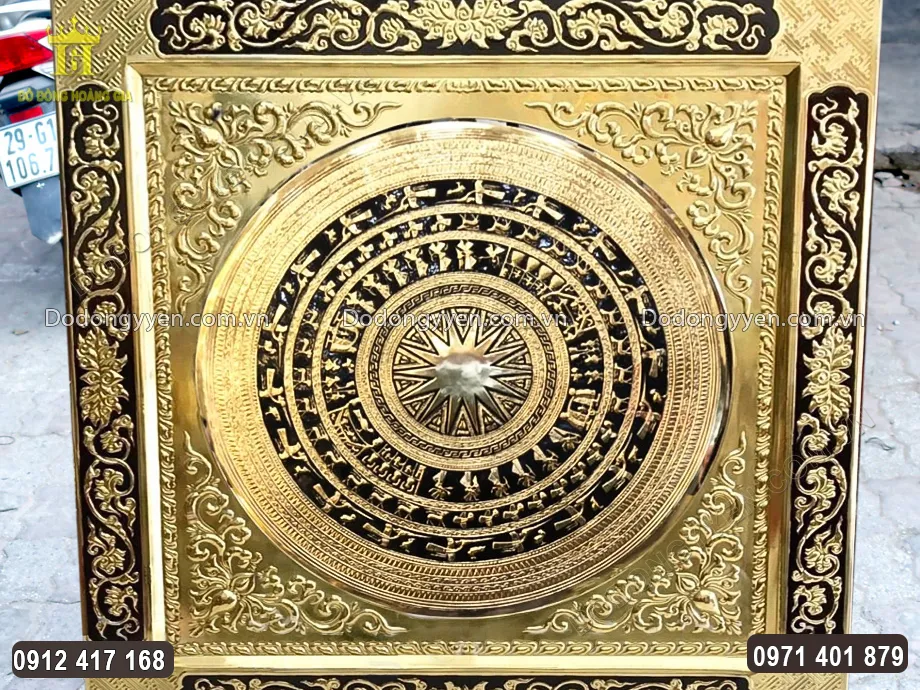 H&igrave;nh ảnh ng&ocirc;i sao nhiều c&aacute;nh được chạm th&uacute;c nổi bật ở trung t&acirc;m bức tranh